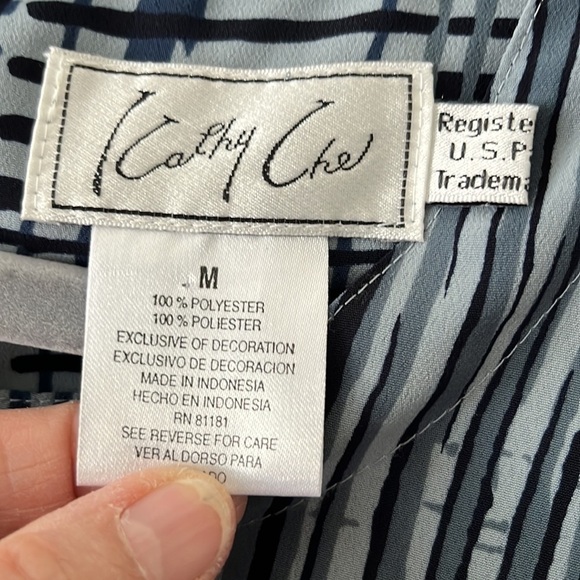 Kathy Che short sleeved 100% polyester so it feels silky blouse. Size Medium - Picture 3 of 7